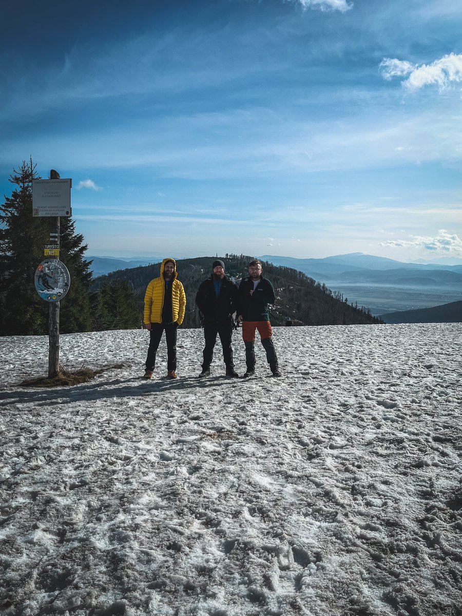 OneStepForward7's tweet image. 🏔️ Szyndzielnia, Klimczok i Błatnia

Zdobycie tych szczytów już od dawna chodziło w mojej głowie i wczoraj w końcu udało się ten pomysł zrealizować. Pogoda dopisała, jak nigdy, a my mogliśmy delektować się wspaniałymi widokami w Beskidzie Śląskim.