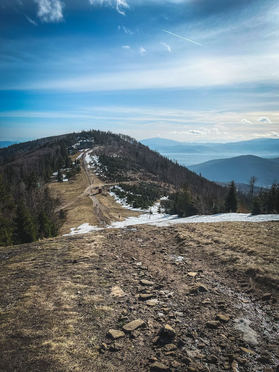 OneStepForward7's tweet image. 🏔️ Szyndzielnia, Klimczok i Błatnia

Zdobycie tych szczytów już od dawna chodziło w mojej głowie i wczoraj w końcu udało się ten pomysł zrealizować. Pogoda dopisała, jak nigdy, a my mogliśmy delektować się wspaniałymi widokami w Beskidzie Śląskim.