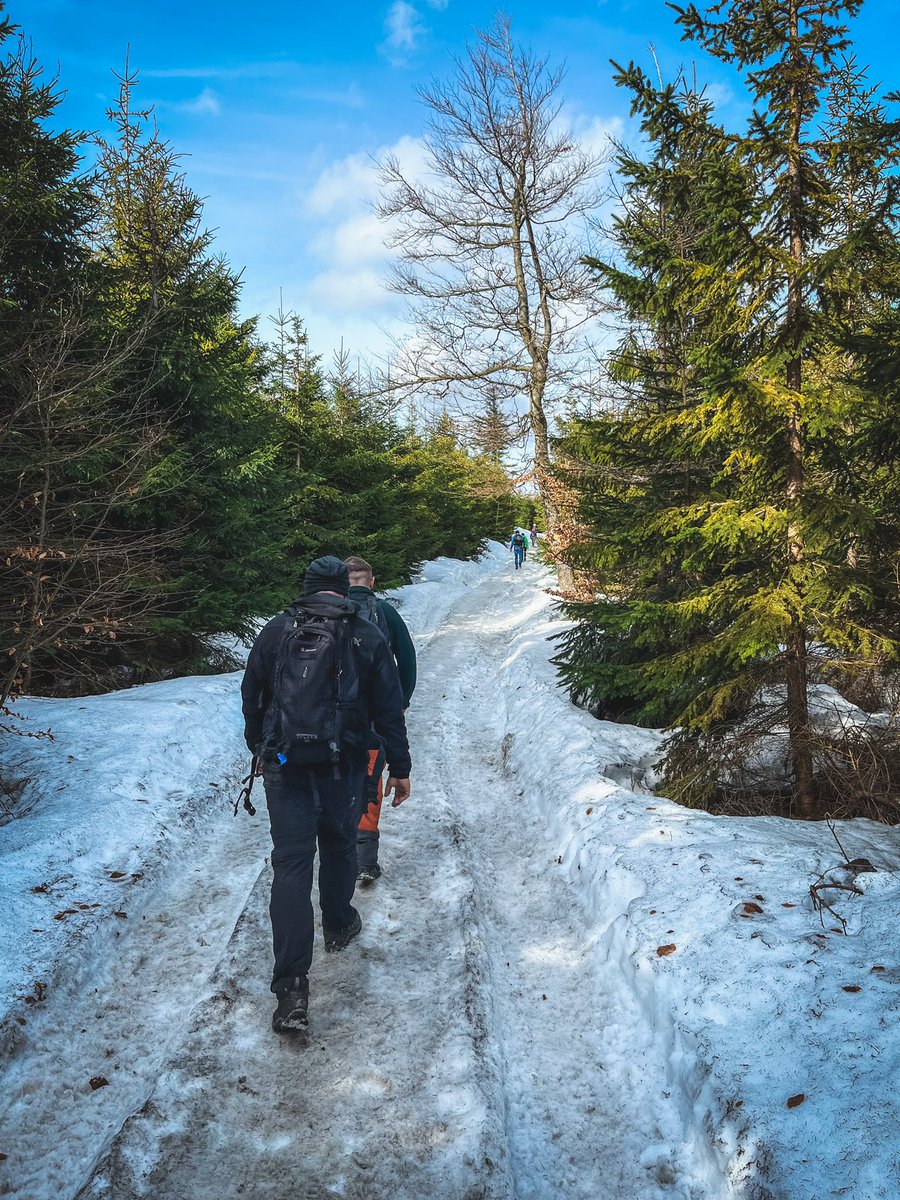 OneStepForward7's tweet image. 🏔️ Szyndzielnia, Klimczok i Błatnia

Zdobycie tych szczytów już od dawna chodziło w mojej głowie i wczoraj w końcu udało się ten pomysł zrealizować. Pogoda dopisała, jak nigdy, a my mogliśmy delektować się wspaniałymi widokami w Beskidzie Śląskim.