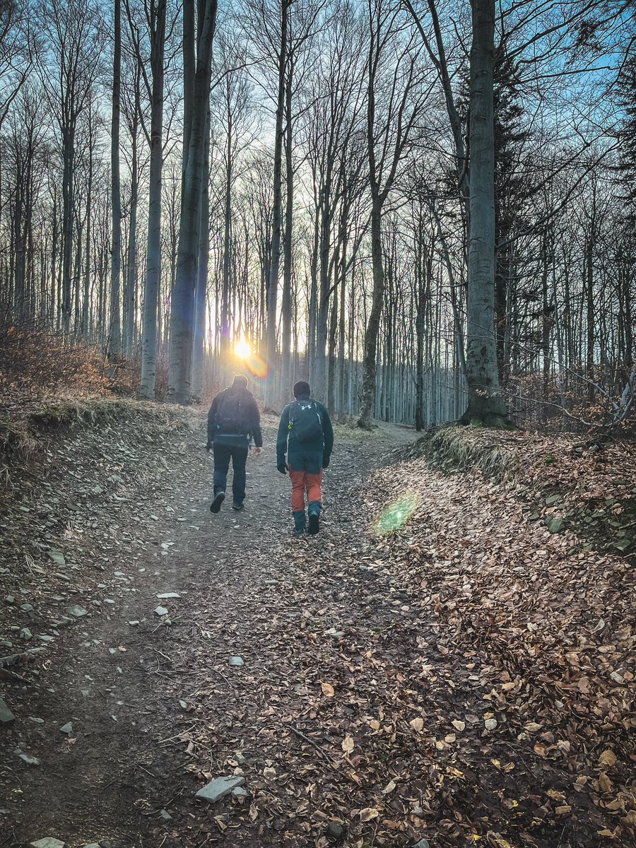 OneStepForward7's tweet image. 🏔️ Szyndzielnia, Klimczok i Błatnia

Zdobycie tych szczytów już od dawna chodziło w mojej głowie i wczoraj w końcu udało się ten pomysł zrealizować. Pogoda dopisała, jak nigdy, a my mogliśmy delektować się wspaniałymi widokami w Beskidzie Śląskim.