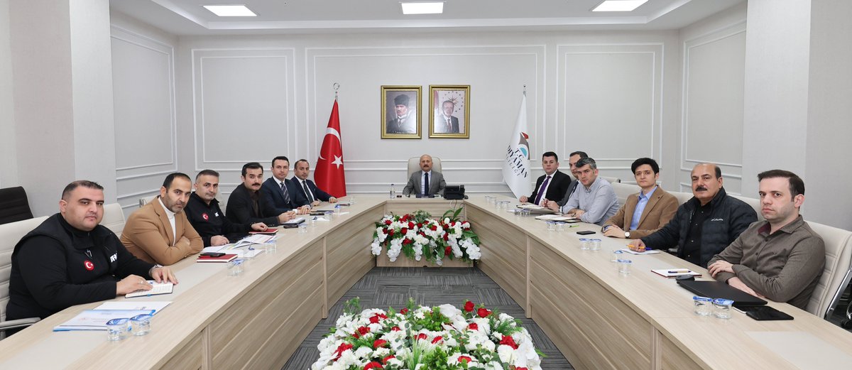 Vali Yardımcıları Haftalık Değerlendirme Toplantısı Valimiz Sayın <a href="/DrOsmanVarol/">Dr Osman Varol</a> başkanlığında gerçekleştirildi.

Çevre, Şehircilik ve İklim Değişikliği İl Müdürü ve AFAD yetkililerinin de katıldığı toplantıda, ilimiz merkez ve köylerinde TOKİ Afet Konutlarının hak sahipleri,