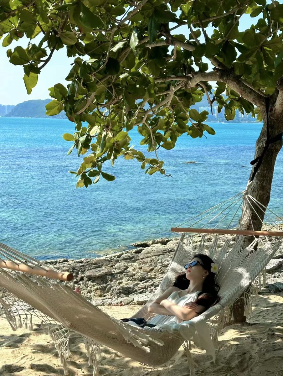 Lying under a tree by the sea in Sanya, dreaming of a beautiful daydream. #Daydreaming #SanyaVibes