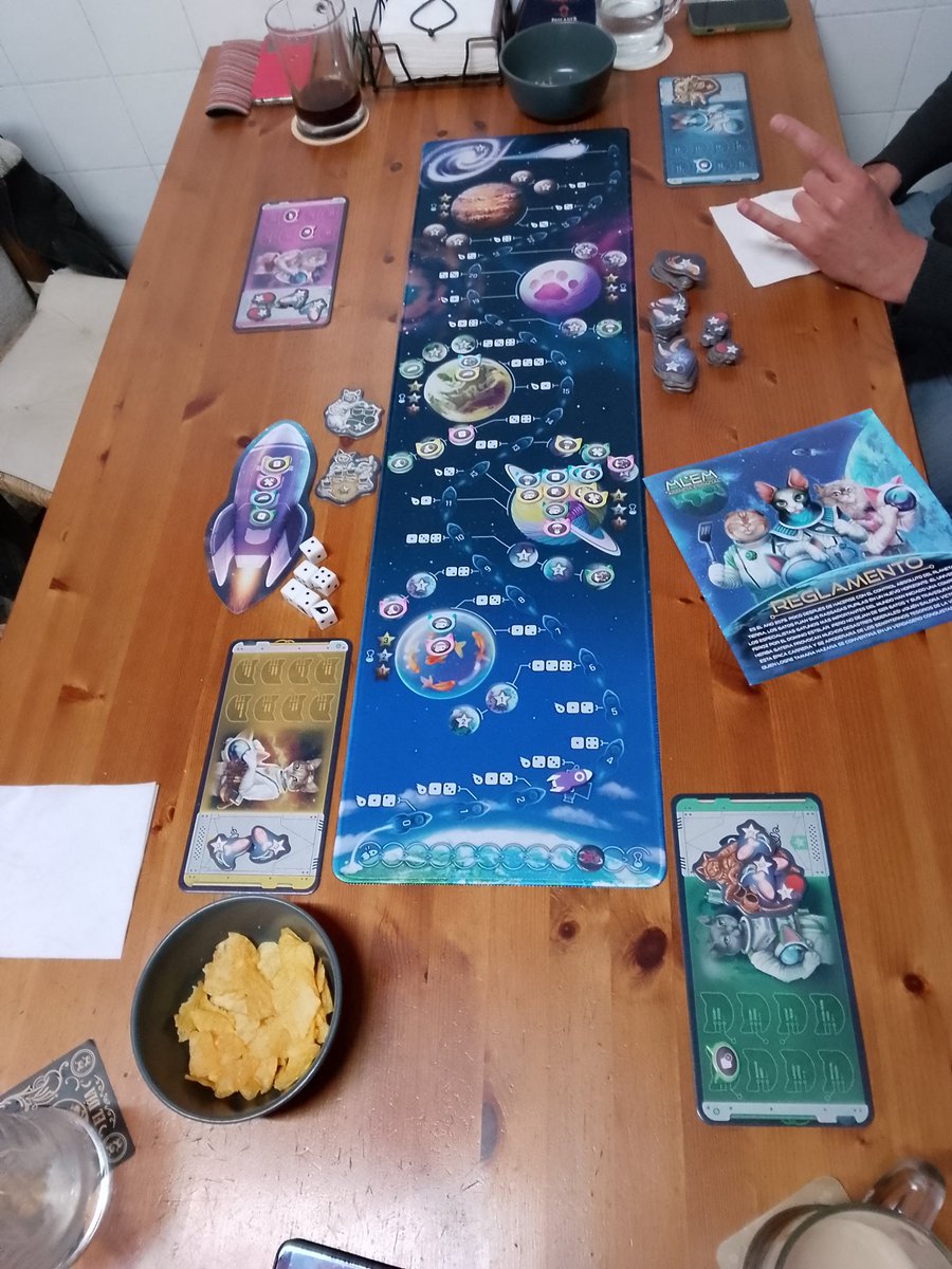 sujeto_verde's tweet photo. Partidas a dos juegos del gran #ReinerKnizia y con cohete: #MlemSpaceAgency y #StephensonsRocket. El primero muy divertido llevando gatos a conquistar la vía láctea a gestionando dados y el segundo creando la primera red de ferrocarril del sureste de Inglaterra de modo curioso. https://t.co/8cSpuG1L6x