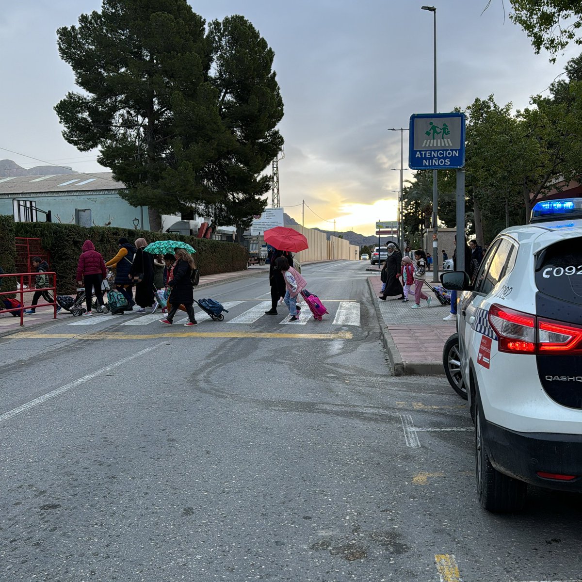 PLSantomera's tweet image. 📢Arranca esta mañana de #lunes con avisos por #lluvia y #viento.

🤔Recuerda: antes de emprender la marcha infórmate de las condiciones meteorológicas.

🚘Si vas a coger el coche 🚙 para ir a colegios e institutos 🏫 tomate tu tiempo y sigue las indicaciones de los agentes 👮‍♂️