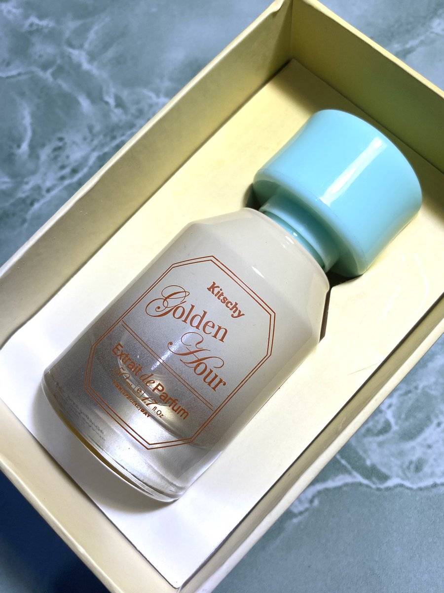 plumpypum's tweet image. Di tengah cuaca yang gak menentu emang baiknya pakai parfum yang wanginya &apos;aman&apos; 

Kaya Golden Hour-nya @kitschybeauty yang wanginya warm &amp;amp; sweet. Percampuran wangi floral dan citrusy yang enak banget!!!

#pumereview