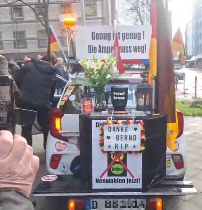 InfoportalDUS's tweet photo. 2/11
Die "Freien Düsseldorfer" und ähnliche Gruppen dieses Spektrums hatten Kundgebung und sog. "Bernd Bruns Danke Korso" mit ca. 50 Fahrzeugen mobilisiert.
Der langjährige Düsseldorfer Akteur der extremen Rechten verstarb im Januar auf einer Demo von Landwirt*innen. #dus2502 https://t.co/YsA1VJaxsi