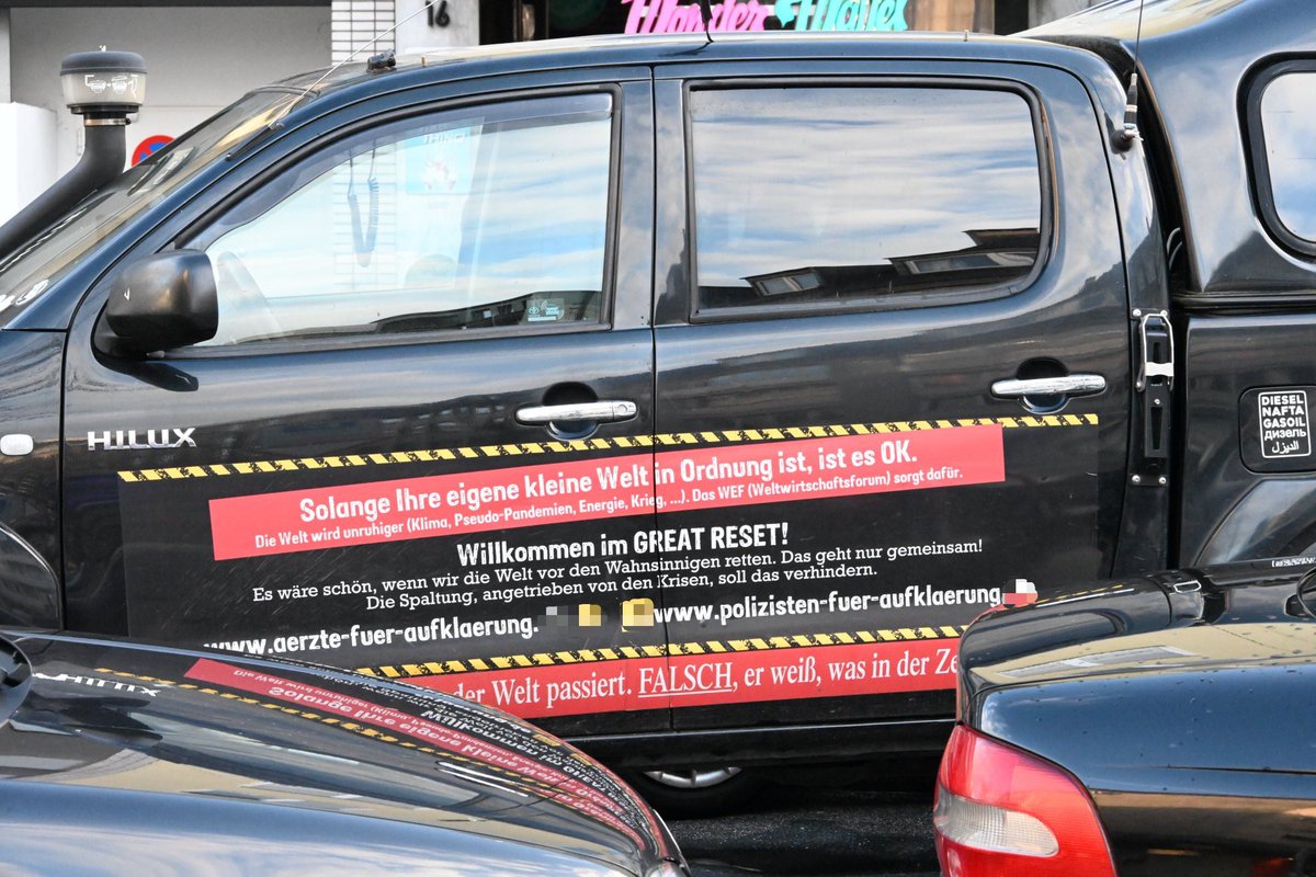 InfoportalDUS's tweet photo. 11/11
An mehreren Fahrzeugen des Autokorsos waren extrem rechte, queerfeindliche, verschwörungsideologische und antisemitische Inhalte angebracht.
Verschwörungsmythen mit antisemitischer Markierung (Soros) waren z.B. an einem Pickup-Truck zu erkennen. @Report_Antisem
#dus2502 https://t.co/gLQBqGYTF9