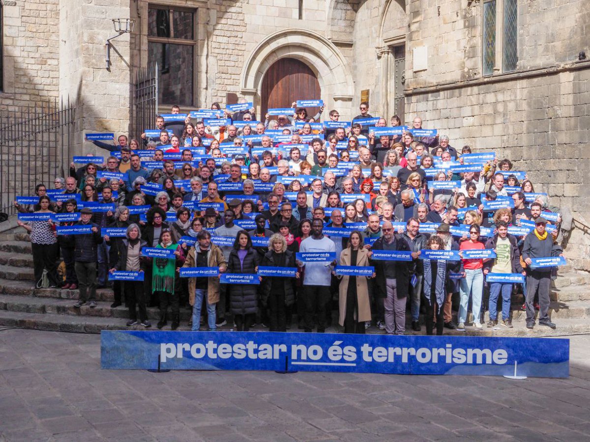 📸 Més d'un centenar d'organitzacions i personalitats de la societat civil de Catalunya ens unim per rebutjar frontalment la investigació per terrorisme contra les protestes de Tsunami Democràtic

Protestar no és terrorisme, protestar és un dret! ✊ 

protestarnoesterrorisme.cat