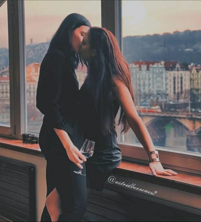 'Tus besos son los que quiero que estén siempre impregnados en mi boca mi amor' nuestro mundo #juliantina buena semana morritas con este hermoso edit crédito @AstridBerrones mis reinas @barbara_lopez21 @macabeso 😌🔥🍰🧉🍑💞❣️❤️😍🥰😍🥰