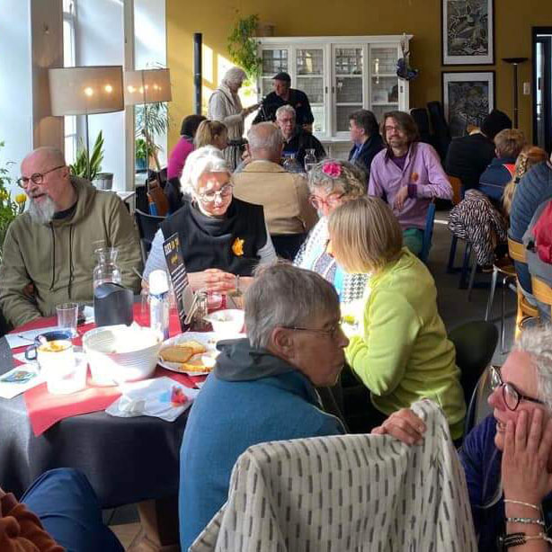 Hoe mooi en belangrijk menselijke verbinding is, blijkt zondags tijdens Soep en zo in <a href="/dekoornbeurs/">theaterdekoornbeurs</a> in Franeker. Al bijna 2 jaar verzorgt een groep vrijwilligers, sponsoren en donateurs elke zondag een moment waarop iedereen welkom is: Soep en zo. Schuif jij a.s. zo 3 mrt aan?
