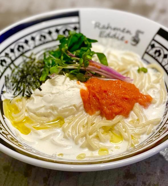 gourmetroad5's tweet photo. 東京都新宿御苑前駅近くにある「Rahmen &amp; Onigiri Eddie」の、まろやかでクリーミーな濃厚スープの上にリコッタチーズが乗った「濃厚リコッタチーズのたらこクリームラーメン」✨

たらこも混ぜて食べるとスープパスタのような洋風の味になります！#PR https://t.co/cMEaRmnMtH