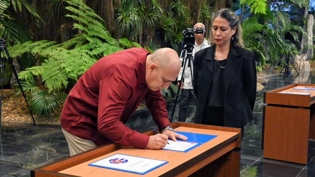 RebelAntillean's tweet photo. El Código Ética exige mayor humanismo, compromiso, antimperialismo y consagración de nuestros Cuadros para vencer las adversidades y defender la Revolución Cubana. #CodigoEtica #FidelPorSiempre #UnidosPorCuba @CafeMartiano @DeZurdaTeam @mimovilespatria https://t.co/A247IILjm6