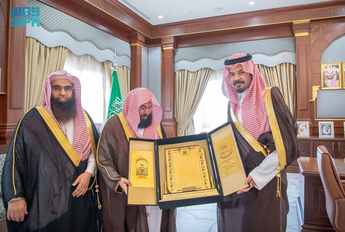 أمير منطقة #المدينة_المنورة يلتقي رئيس الشؤون الدينية في المسجد الحرام والمسجد النبوي.
spa.gov.sa/N2054454
#واس_عام