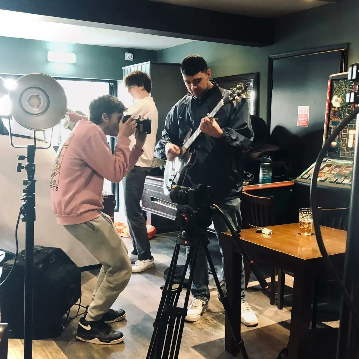 riverdriveband's tweet photo. Filming of 'Lonely Ones' music video yesterday The Ship Retford.
Ft. Will Eastham as the star of the show.π«π₯ (swipe to see him with Matt) π
Many thanks to Jake Emmis for coming from Coventry Uni to film this! π¬π₯
#musicvideo #viralsong #newband #banduk #vidography #retford https://t.co/3VXeON2Fh3