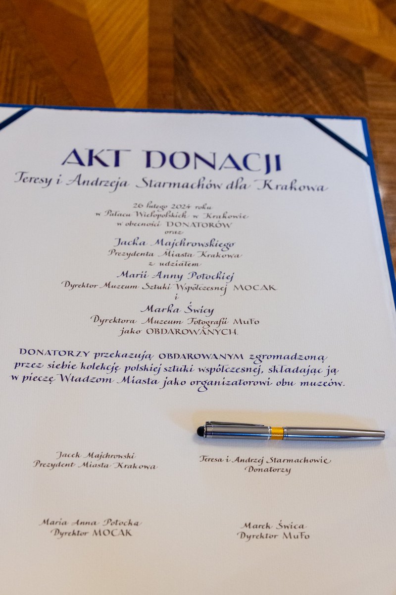krakow_pl's tweet photo. #Krakow #donacja #sztukawspółczesna Bogata kolekcja sztuki współczesnej Teresy i Andrzeja Starmachów oficjalnie przechodzi do zbiorów @MOCAK_Krakow i #MuFo! W poniedziałek, 26 lutego o 12:00 podpisano akt donacji.

 To największy po 1989 r. dar przekazany do publicznych zbiorów. https://t.co/QCmQVV320q
