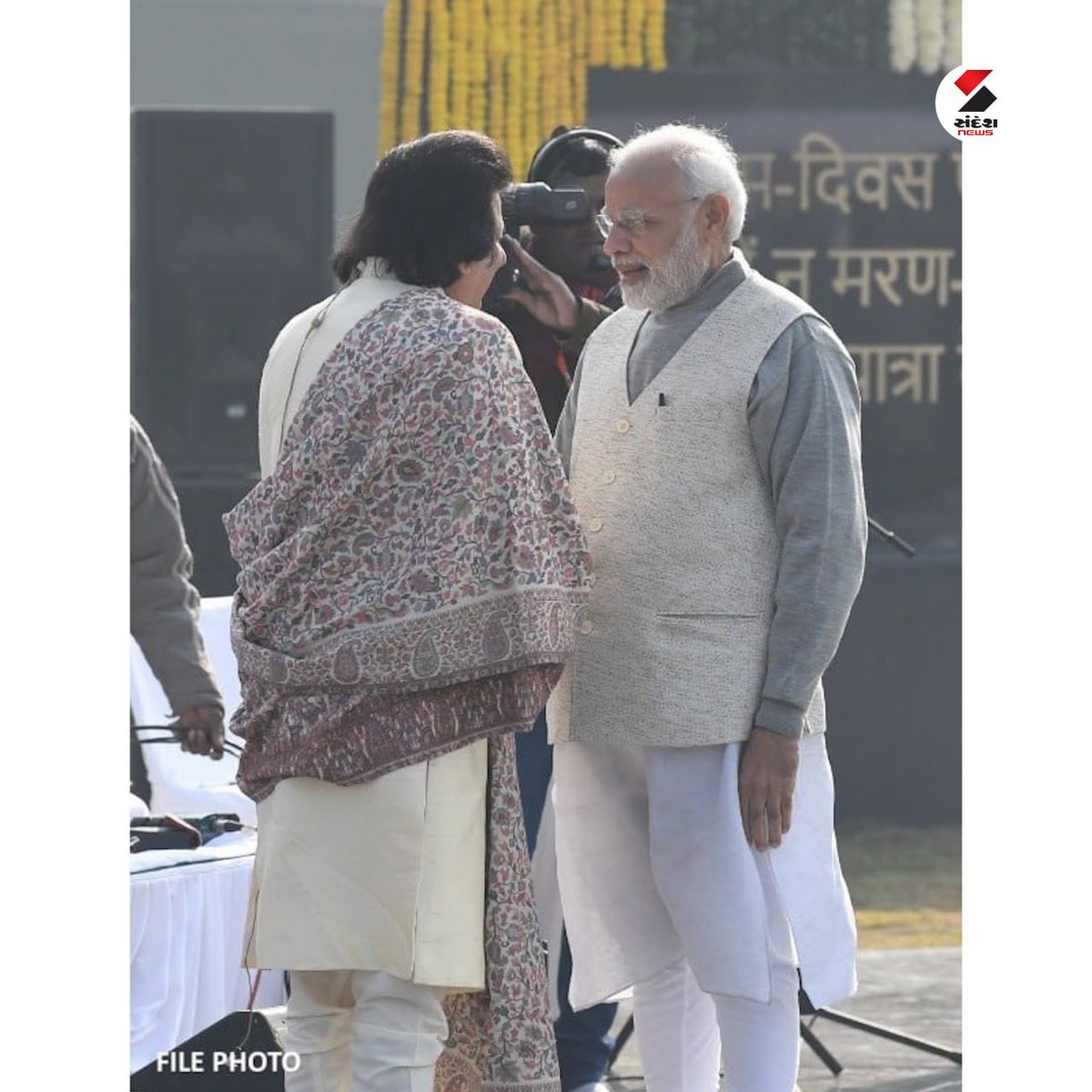 sandeshnews's tweet photo. ખ્યાતનામ ગાયક Pankaj Udhasનું આજે નિધન થયું છે. ત્યારે PM Modiએ ટ્વિટ કરીને શોક વ્યક્ત કર્યો હતો. આ સાથે જ તેમની ગાયિકીને યાદ કરી હતી.

#pmmodi #PankajUdhas #pankajudhasnews #pankajudhasdeath #pmmoditwit #SandeshNews https://t.co/QvY3hcgZZr