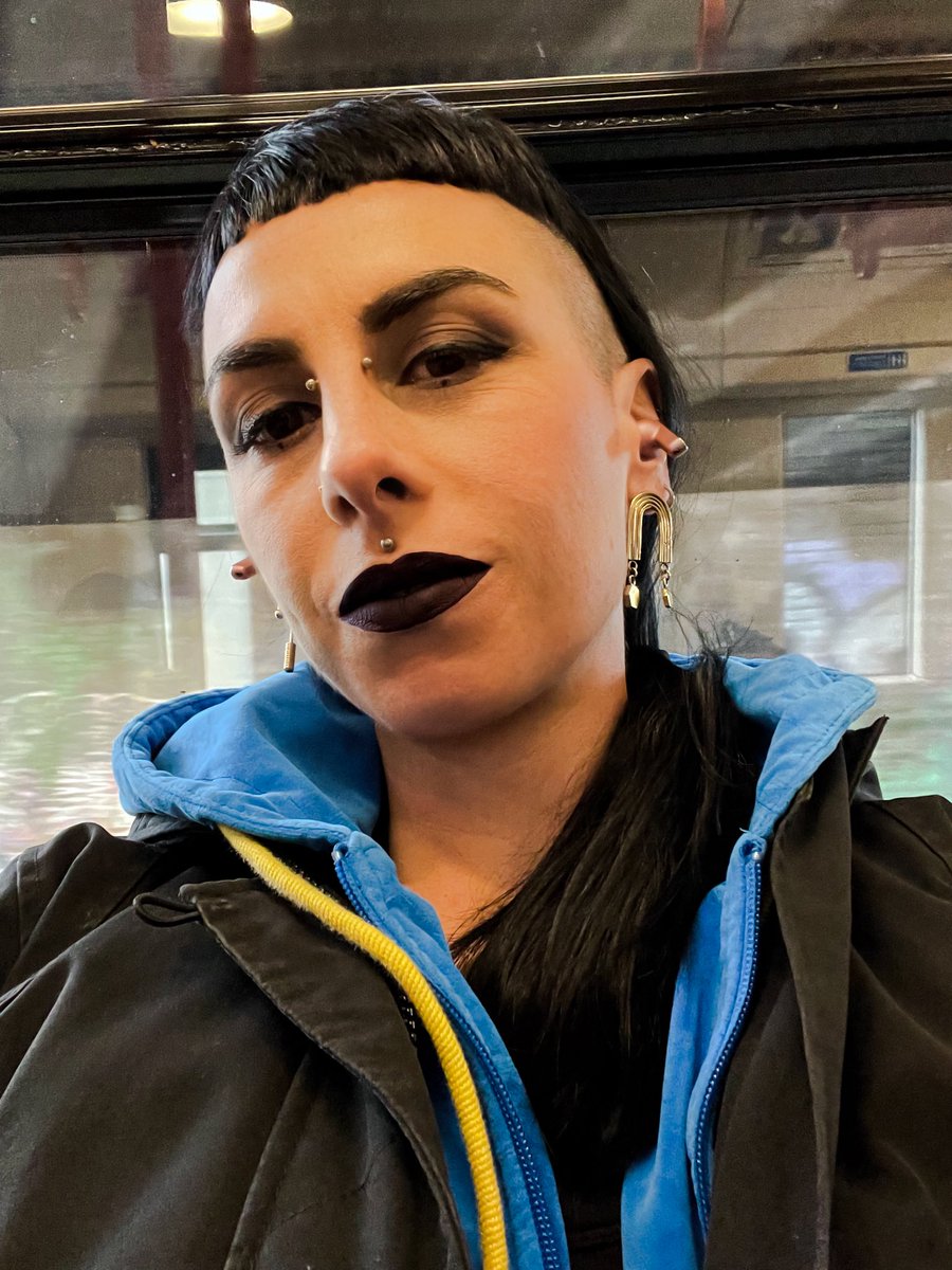 Jumping on public transport looking like 🔥🧨 with tunes in my ears, en route to a random beautiful hotel…. Never gets old #londondominatrix #internationaldominatrix #getpaid