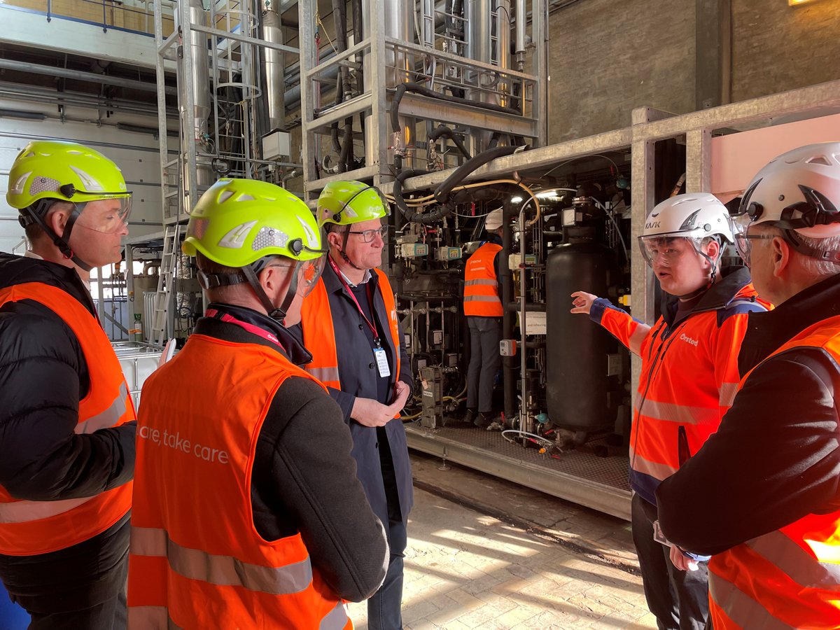 AnneMetteMS (@annemettems) on Twitter photo Gode samtaler om den svære del af grøn omstilling - den dybe dekarbonisering af tung industri og transport. Inspirerende at drøfte CO2-fangst, grønne brændsler og lokale værdikæder med <a href="/HenrikFrandsen5/">Henrik Frandsen</a> og Johannes Lundsfryd, borgmester i Middelfart på <a href="/OrstedDK/">Ørsted Danmark</a> Skærbækværket 👇 Gode samtaler om den svære del af grøn omstilling - den dybe dekarbonisering af tung industri og transport. Inspirerende at drøfte CO2-fangst, grønne brændsler og lokale værdikæder med <a href="/HenrikFrandsen5/">Henrik Frandsen</a> og Johannes Lundsfryd, borgmester i Middelfart på <a href="/OrstedDK/">Ørsted Danmark</a> Skærbækværket 👇