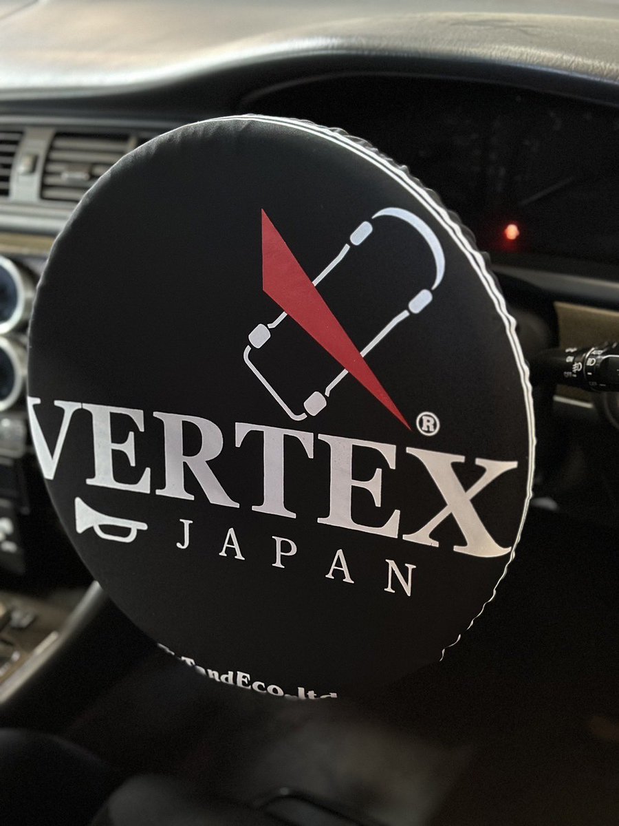 VERTEXSPY's tweet photo. お待たせしました!
ステアリングを保護するオリジナルカバー新発売♪
380mmφのステアリングまで対応しておりますので、VERTEXステアリングシリーズだけでなく、純正ステアリングにも装着できます。
デザインは2タイプをご用意しました。
#vertex #steeringcover #ステアリングカバー https://t.co/D0vY02kMnk