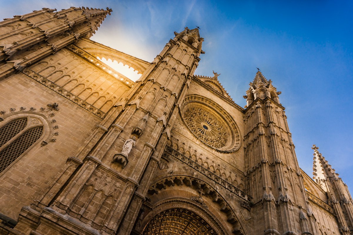 🕍   La Seu de Mallorca, a més de ser una   de les catedrals més impressionants que podràs trobar, conserva relíquies   molt interessants, així com tota classe d'històries que han marcat la   tradició de Mallorca. No perdis l'oportunitat de visitar-la!
👇 Més info