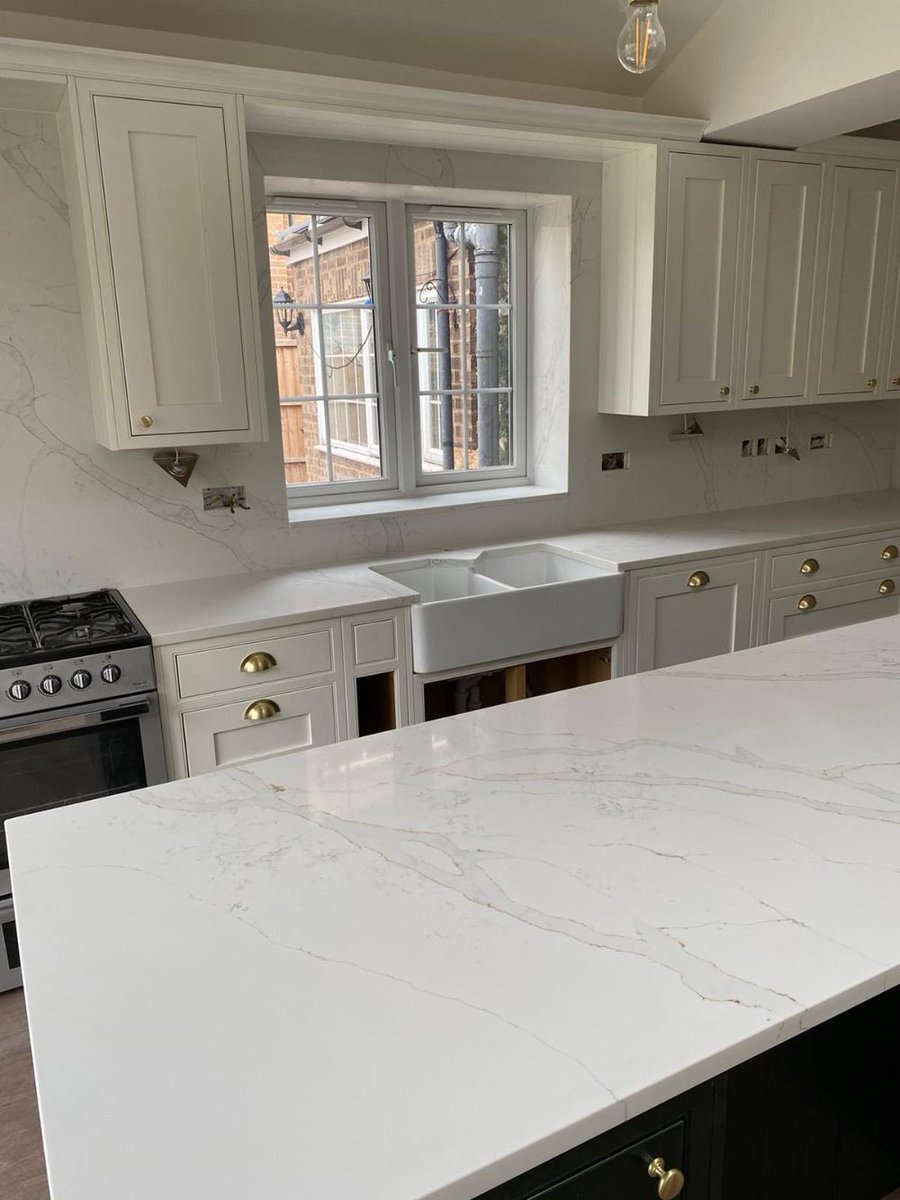 ✨ Dreaming of a luxurious kitchen or bathroom? Look no further than Calacatta Gold Quartz! This stunning material mimics the elegance of natural marble with its white base and gorgeous veining. Elevate your space with the timeless beauty of Calacatta Gold Quartz. ✨🌿🤍