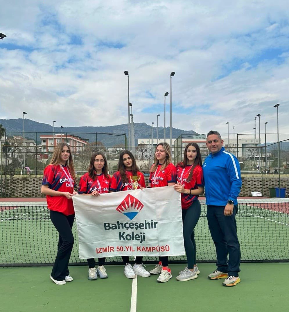 bkcicekli's tweet photo. Okullar arası Genç Kızlar Tenis İzmir İl Birinciliği Müsabakaları sonucunda Nazlı Karya Temiz,Selin Ünal,Duru Kılıççıoğlu, Derin Çetiner ve Defne Bulut’tan oluşan Tenis okul takımımız İzmir Üçüncüsü olmuştur. Türkiye Grup Birinciliği Müsabakalarında  başarılar diliyoruz. https://t.co/aMO1kPS2PR