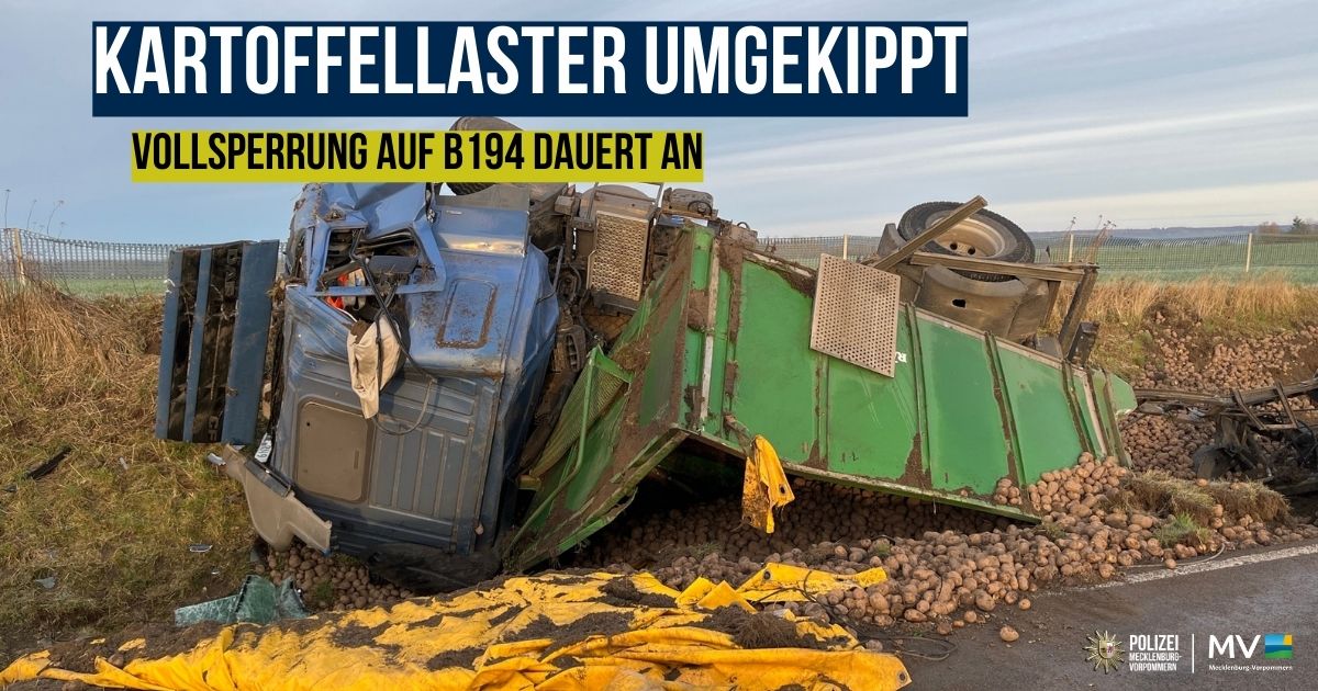 +++ Kartoffellaster verunglückt - B194 noch gesperrt +++ ❗⛔ Die B194 bleibt auf Höhe Jürgenstorf (Richtung Kittendorf) voraussichtlich noch bis heute gegen 16:00 Uhr vollgesperrt. Bergung von LKW und Ladung dauern aktuell an.