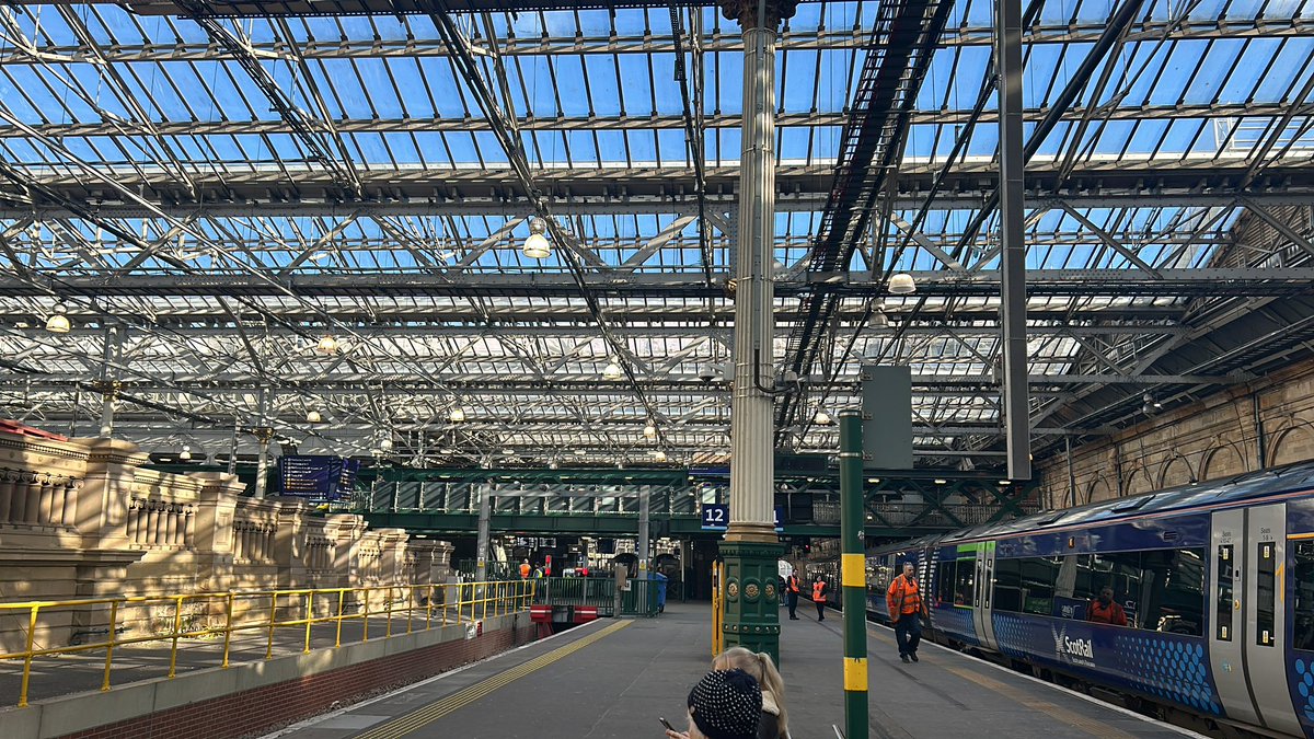 Blue skies shining through at Edinburgh Waverley. #journeyhome #changingtrains #lner #scotrail #edinburghwaverley