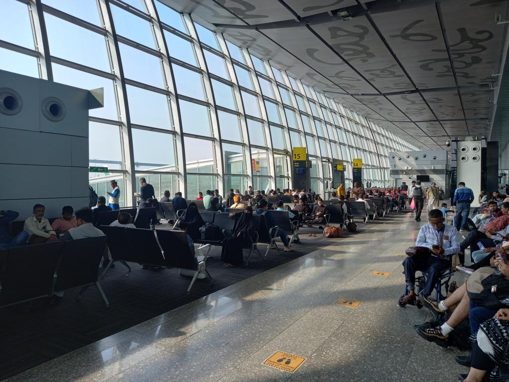 ChandanPandayJr's tweet photo. It's important for airports to ensure adequate facilities and seating in all areas, including those serving smaller cities. Lack of seating near gate no 14/15 is disappointing and reminiscent of unequal treatment. @AAI_Official, @NetajiAirport, please address this issue promptly. https://t.co/gYJjzCeToF