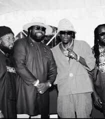 Kashizz5's tweet image. Stonebwoy pays Tribute to Peter Morgan of Morgan Heritage fame 💔😢🙏🇬🇭🇯🇲
#PeterMorgan
