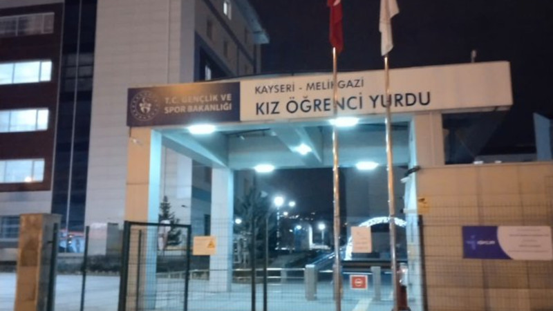 ogrncifaaliyeti's tweet photo. 📍Kayseri Melikgazi KYK Yurdu

Kayseri Melikgazi Kadın KYK yurdunda bir sıra arkadaşımızın cansız bedenine ulaşıldı.

Bizleri geleceksizliğe, ölüme, intihara sürükleyenlerden hesap soracağız! Bir kişi daha eksilmeye tahammülümüz yok! https://t.co/C81tVRlptt