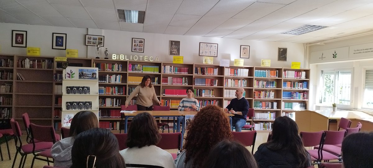 MLuzMartnezFer1's tweet photo. Hoy en el @IESJabalcuzJaen hemos tenido el inmenso placer de presentar la primera novela de una antigua alumna nuestra, Sofía Pérez @Ephi_hatter , El cantor de plata. El alumnado ha podido preguntar sobre el proceso de escribir y publicar. Todo un honor. @Placer_Lectura @CEPJAEN1 https://t.co/pGQkGpNSLI