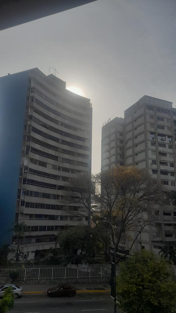 Luz en la mañana entre edificios de Altamira en la Luis Roche.