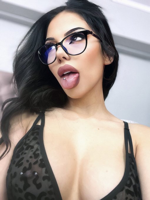 My face when you come online to me 🤭 See it live right now ➡️ https://t.co/fhdvhDYkr7  #brunettebabe<a href="/tag/hottie"class="tags"><span>#hottie</span></a><a href="/tag/piercing"class="tags"><span>#piercing</span></a><a href="/tag/brunettebabe"class="tags"><span>#brunettebabe</span></a>