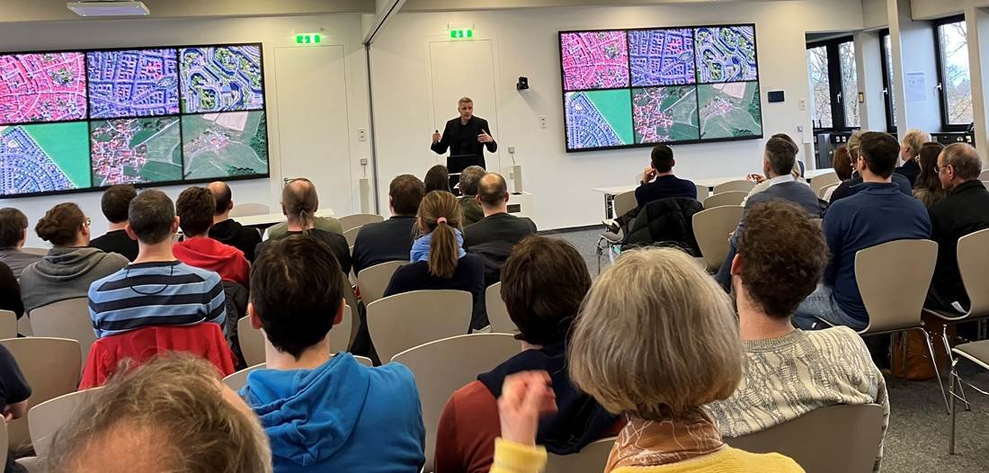 Prof. Hannes Taubenböck gave a lecture on February 19th at the DLR site colloquium in Oberpfaffenhofen. The focus was on the question of how we can use remote sensing data, methods and results to help stimulate and shape social debates. remote-sensing.org/lecture-at-the…