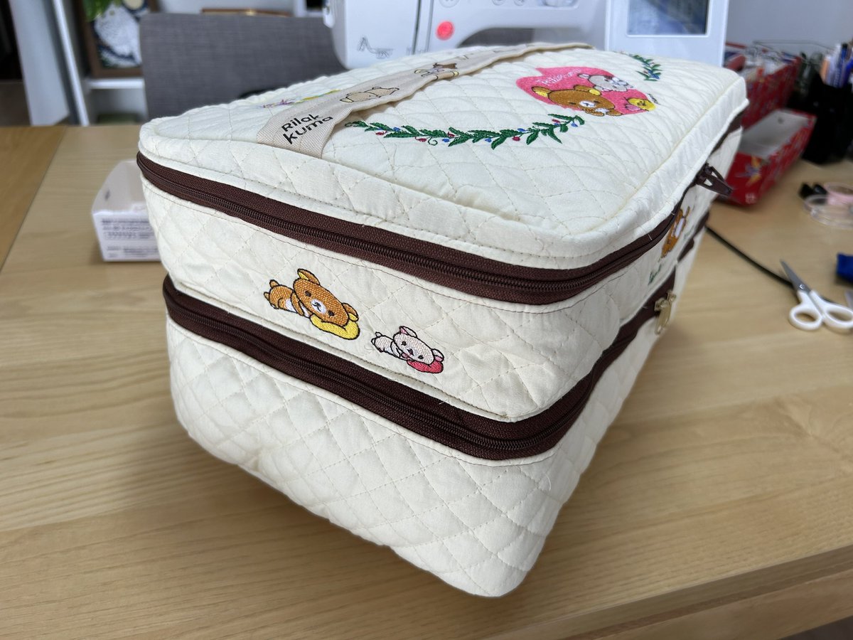 jinro_mayumi's tweet photo. できたー!(╹◡╹)
まずは、ミシンの周辺機器や説明書、刺繍糸などを収納するケースを試作。
ミシンの使い方を確認しながら作ったー。
総制作時間30時間くらい。
#parie
#brother
#ミシン
#バニティポーチ
#リラックマ https://t.co/ETLW60rqpm