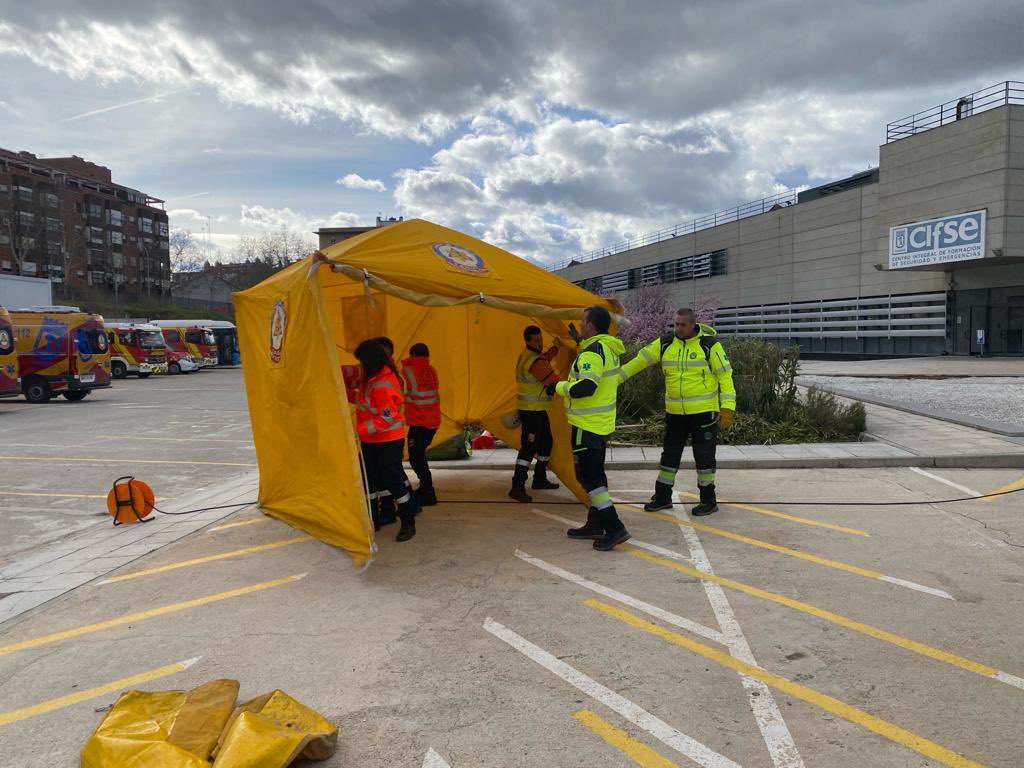 SAMUR_PC's tweet photo. Ayer finalizamos el curso que venimos cebrando desde el pasado viernes sobre procedimientos especiales  en emergencias: IMV, NRBQ, DEPAS,  tuneles y aeropuerto para dotar a los equipos de protección civil de los conocimientos necesarios para intervenir en este tipo de incidentes. https://t.co/eH9vztPRml