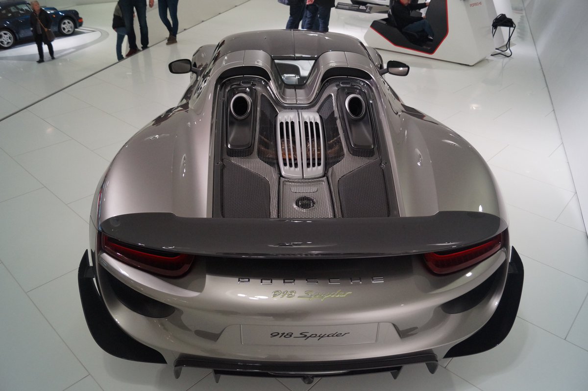 The Porsche 918 Spyder, introduced in 2014, is a high-performance hybrid sports car. Mid-engine layout, with a powerful V8 engine + two electric motors tot +/- 887 The 918 Spyder is able to complete a lap of the Nurburgring-Nordschleife in 6:57 minutes. #Porsche