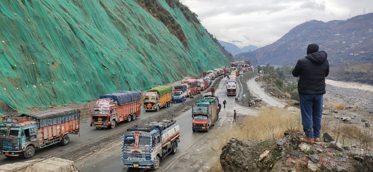 RisingKashmir's tweet photo. #Traffic restored on #JammuSrinagarHighway at #Dalwas
@diprjk @Traffic_hqrs
https://t.co/eRBQCYcgXW https://t.co/OdUOx67beY