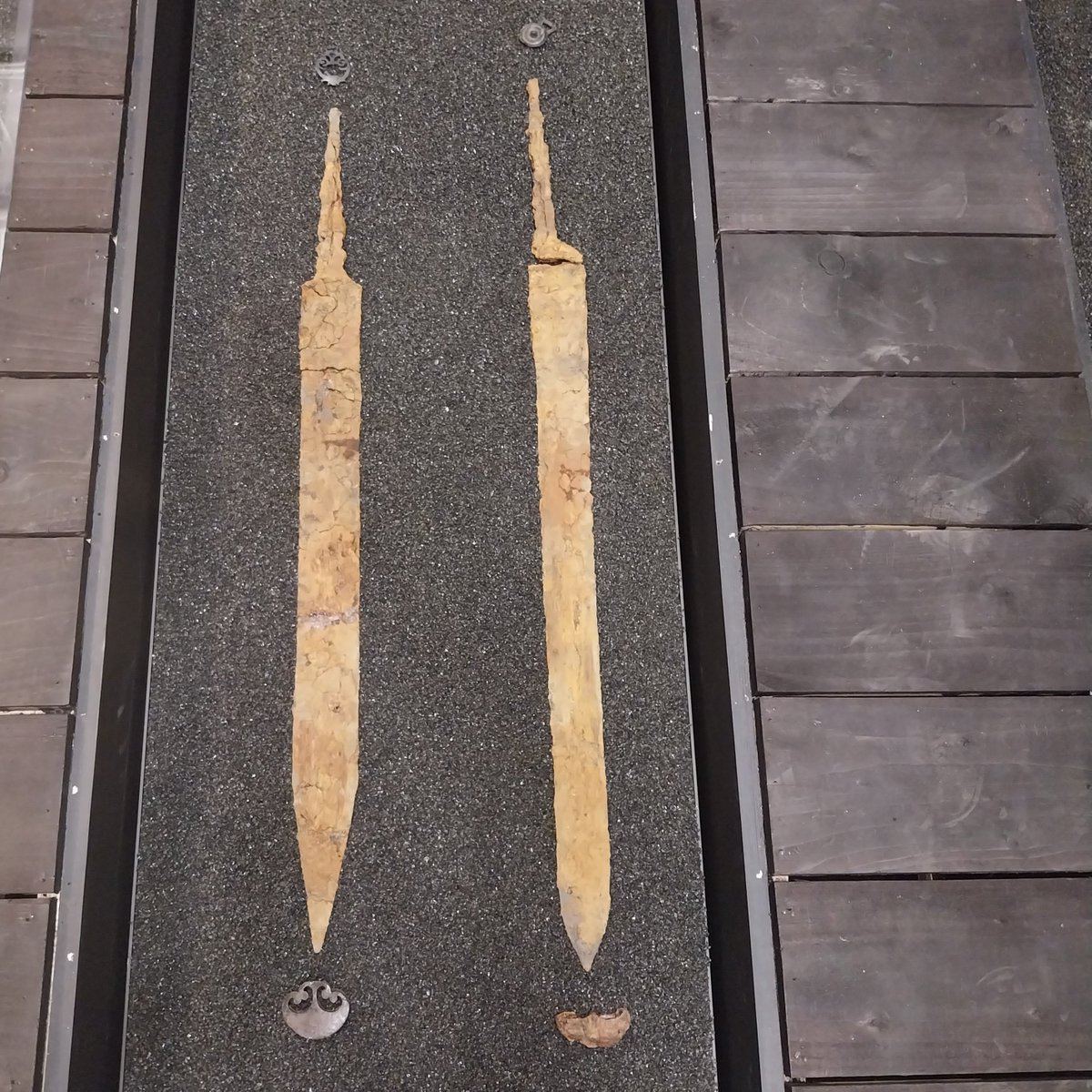 👀A sneak peak into the @britishmuseum Legion exhibition Here's the much talked about Double Sword Burial from Canterbury. Curators loaned and reconstructed this unique burial, believed to be the result of an ancient murder that took place in #Roman #Canterbury! [...]