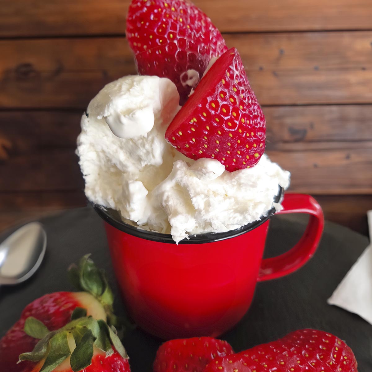 Para un lunes como este tan feo, nada mejor que estar en casa con un buen postre para animarse...
Y unas fresas con #natamontada de Diego Verdú puede ser perfecto, ¿no te parece?😋

#DiegoVerdú1878 #oviedo #heladosdiegoverdú #elVerdúOriginal #helados #heladodeturrón