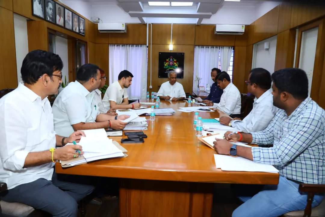 JaveedS96954468's tweet photo. ಬೆಂಗಳೂರಿನ ವಿಕಾಸಸೌಧದ ನನ್ನ ಕಚೇರಿಯಲ್ಲಿ ಇಂದು (26-02-2024) ಕೆ.ಸಿ. ವ್ಯಾಲಿ ಮತ್ತು ಎಚ್‌.ಎನ್‌. ವ್ಯಾಲಿ ಕುರಿತಂತೆ ಸಣ್ಣ ನೀರಾವರಿ  ಇಲಾಖೆಯ ಅಧಿಕಾರಿಗಳು, ಅಭಿಯಂತರರ ಜೊತೆ ಅಭಿವೃದ್ಧಿ ಕಾಮಗಾರಿಗಳ ಕುರಿತು ಸಮಾಲೋಚನೆ ನಡೆಸಲಾಯಿತು.

#KCvalley
#HNvalley
#LakeRejuvenation
#WaterRestoration https://t.co/ReGj7gMzq1
