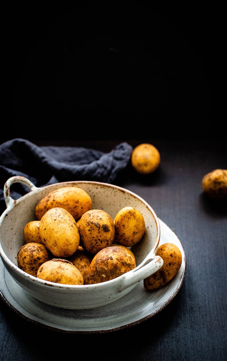 DKHV_org's tweet photo. Zum #TagDerGesundenErnährung heben wir die Vorzüge der #Kartoffel hervor
Sie ist reich an Vitaminen &amp; Mineralstoffen wie Vitamin C, B6, B9, Folsäure, Kupfer, Phosphat, Kalium, Schwefel sowie Ballaststoffe, stärkt das Immunsystem, unterstützt den Stoffwechsel &amp; enthält wenig Fett https://t.co/yOp7gv4zsf