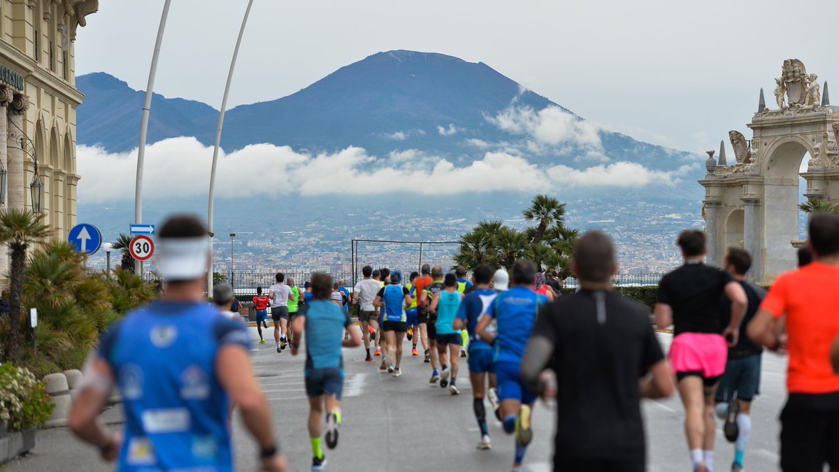 mostraoltremare's tweet photo. Un'onda di energia che attraversa #Napoli, questa è l'#HalfMarathon. 6000 persone domenica hanno corso lungo i luoghi più iconici di Napoli. Un weekend dei record e un’emozione grandissima, è sempre bello ospitare la mezza maratona alla @mostraoltremare. Grazie @napolirunning. https://t.co/6VLL57aU5G