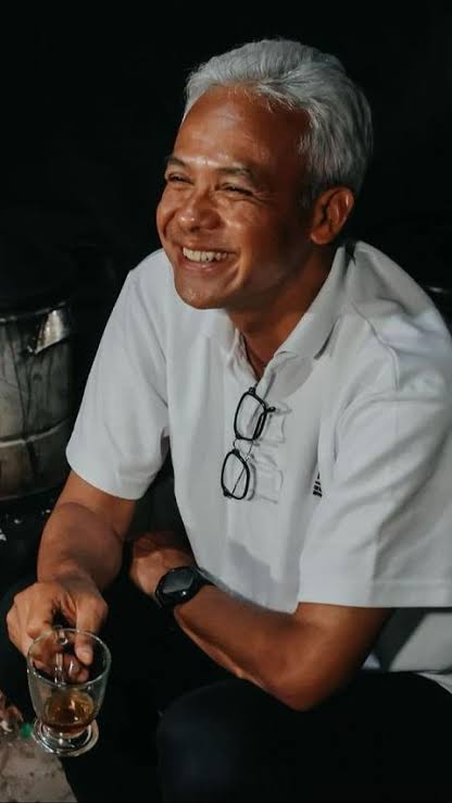 Dulu kala ada seorang petani yg datang ke sebuah lahan yg luas. Lahan itu kosong tak terurus, dipenuhi rumput ilalang serta belukar. Banyak orang membuang sampah disitu.

Petani itu hendak menggarap lahan tsb. Dengan segala kemampuan dan tenaganya ia berniat menggarap lahan,