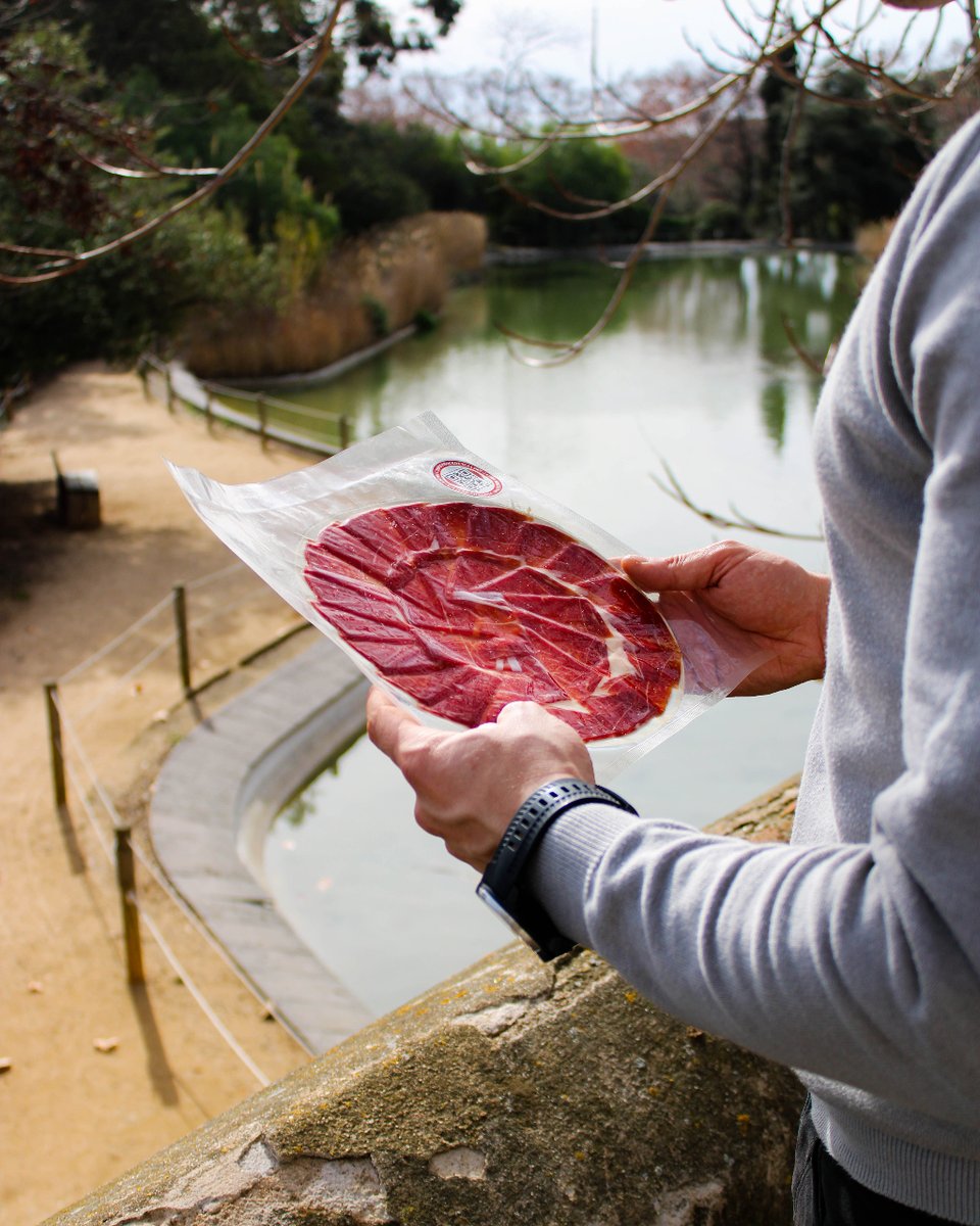 Hay gente que no puede salir de casa sin su móvil, o sin un peine. Nosotros no podemos salir sin nuestro ibérico.  🐖😍

♥️ Descubre los mejores productos en nuestra web.