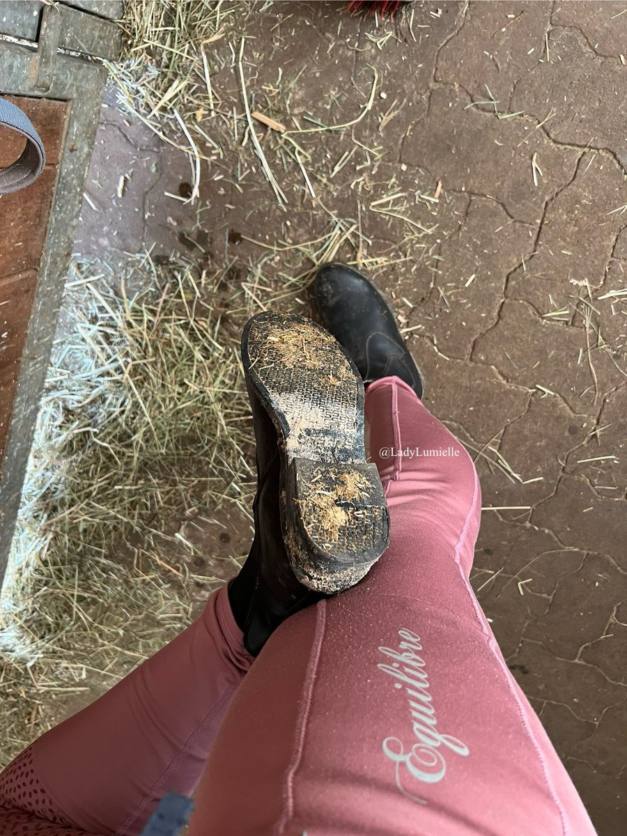 Diese Sohle ist doch ein perfekter Start in deine neue Arbeitswoche. Leck sauber Stallknecht! Währenddessen lasse ich deine Kreditkarte glühen 😈