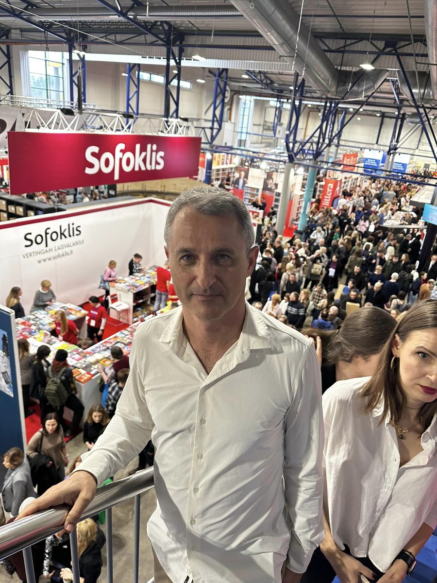 IsraelinLT's tweet photo. It is safe to say that many Lithuanian readers discovered and fell in love with Eshkol Nevo, a charismatic and talented Israeli writer.
His first book translated into Lithuanian, "Three Floors Up", was swept off the shelves of the #Sofoklis at the Vilnius Book Fair 2024!
Our warmest thanks to Dovilė Filmanavičiūtė for the excellent moderated conversation at the meeting with the readers!