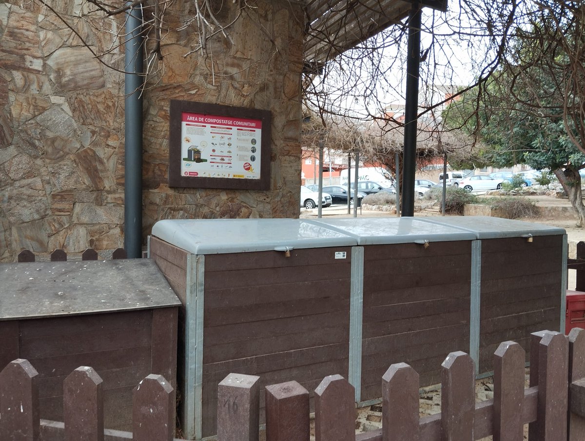 Vermican's tweet photo. Visitamos el compostaje comunitario de Viladecans (Barcelona). Una entidad de integración social y una asociación vecinal, realizan su mantenimiento. Ejemplos de cómo el compostaje comunitario es, también, motor de dinamización social.
#compostajecomunitario #Viladecans https://t.co/hpAUmbQgzV