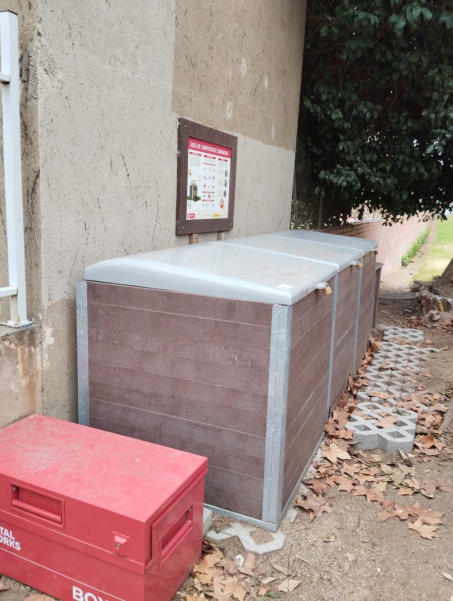 Vermican's tweet photo. Visitamos el compostaje comunitario de Viladecans (Barcelona). Una entidad de integración social y una asociación vecinal, realizan su mantenimiento. Ejemplos de cómo el compostaje comunitario es, también, motor de dinamización social.
#compostajecomunitario #Viladecans https://t.co/hpAUmbQgzV